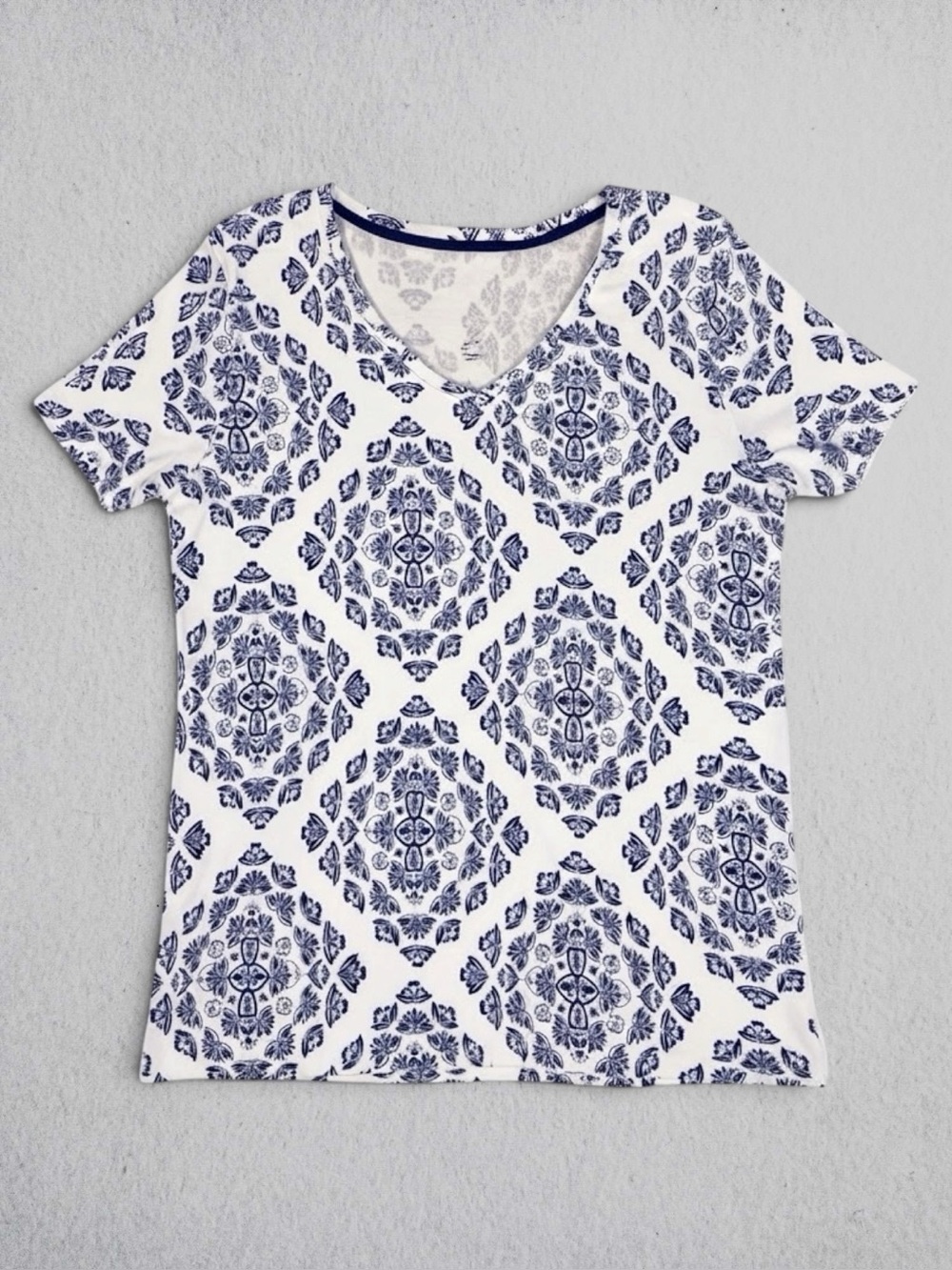 Croft & Barrow Top Blue White Tee Shirt V-Neck Medallion Damask Print Coastal M